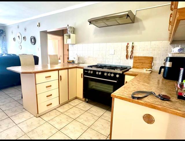 3 BEDROOM HOUSE FOR SALE IN BERGZICHT